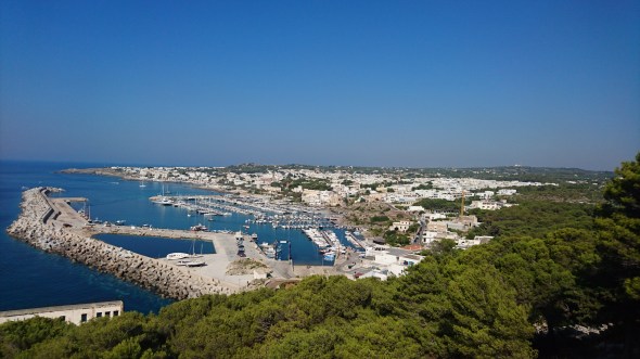 uitzicht op de haven van bovenaf bij de vuurtoren