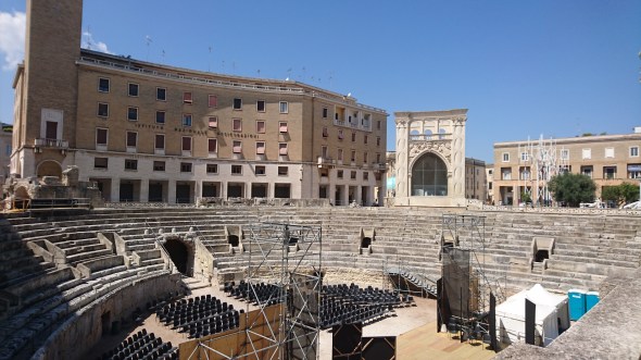 na de wijnproeverij nog even naar Lecce, waar we weer een amfitheater aantroffen....