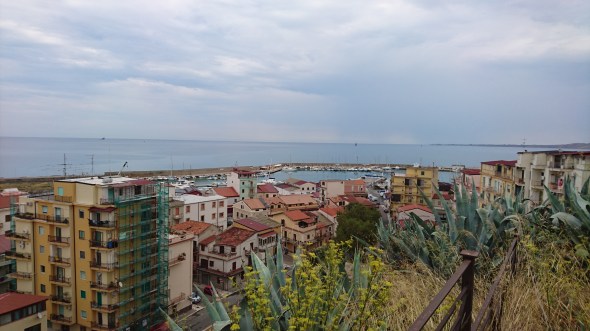 uitzicht vanaf het oude fort op de haven en de 'woonomgeving' van Crotone