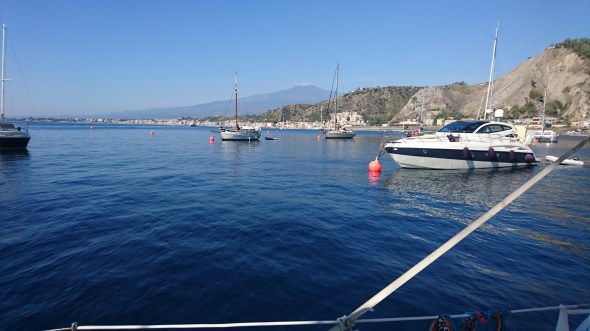 aan de mooring onder Taormina