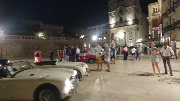 MGA en kikkeroog in old English white, beide uit de vijftiger jaren